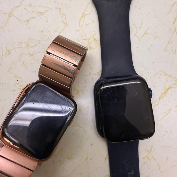 Apple Smartwatch in Black and Gold with Modern Design - Picture 1 of 2